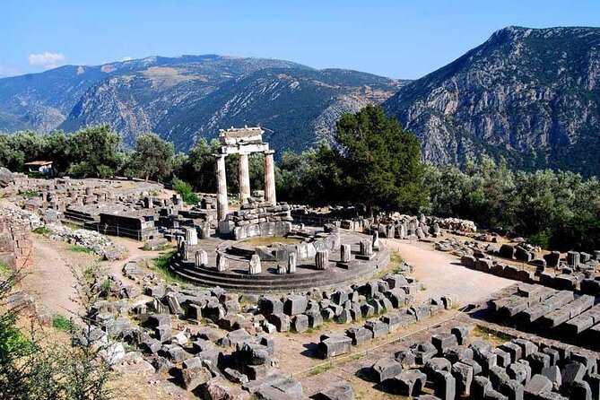 2 Day Private Tour to Amazing Delphi & Meteora - Day 1 in Arachova: a quick mountain stop with ski-town energy