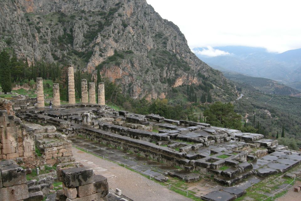 2 days Spanish guided tour in Delphi and Meteora - Delphi archaeological site and museum: oracle stories you can picture