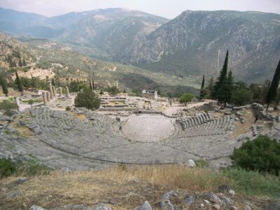 2 days Spanish guided tour in Delphi and Meteora - Day 1 morning: coach time to Delphi and why early matters