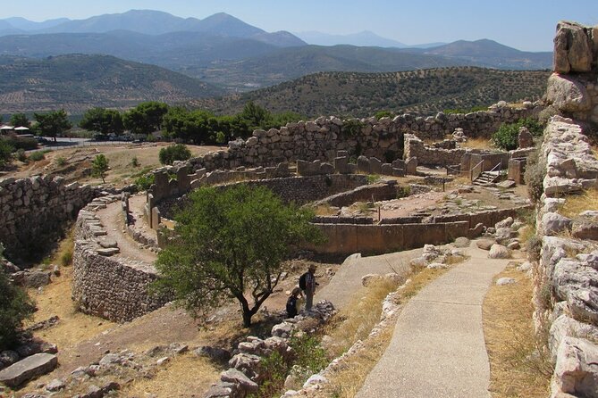 4-Day Private Peloponnese, Delphi and Meteora Tour from Athens - Day 3: Delphi Museum, the Oracle Site, and Thermopylae