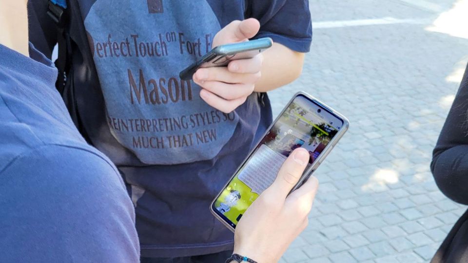 Athens Hills: Mythology Treasure Hunt - Puzzle power: how smartphone riddles, gems, and teamwork work