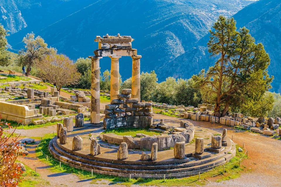 Athens: Private Tour of Delphi, Delphi Museum, and Arachova - Getting From Athens (or Piraeus) to Delphi Without the Stress