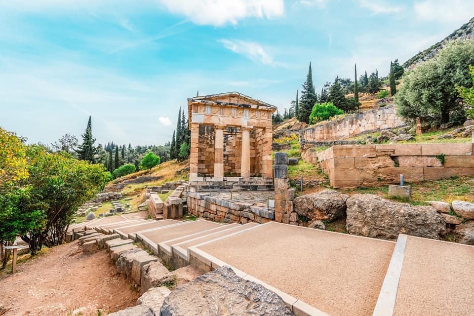 Athens: Private Tour of Delphi, Delphi Museum, and Arachova - Delphi Museum: Where the Charioteer and Naxian Sphinx Make Sense
