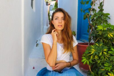 Athens: Professional photoshoot at Anafiotika Village - Meeting outside Agios Nikolaos Rangavas: finding the right person fast