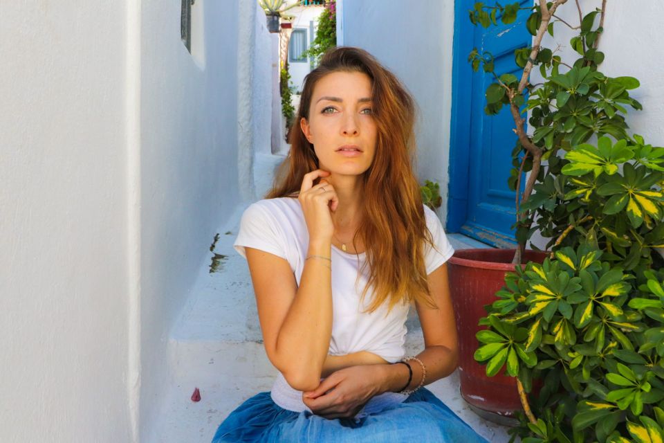 Athens: Professional photoshoot at Anafiotika Village - Meeting outside Agios Nikolaos Rangavas: finding the right person fast