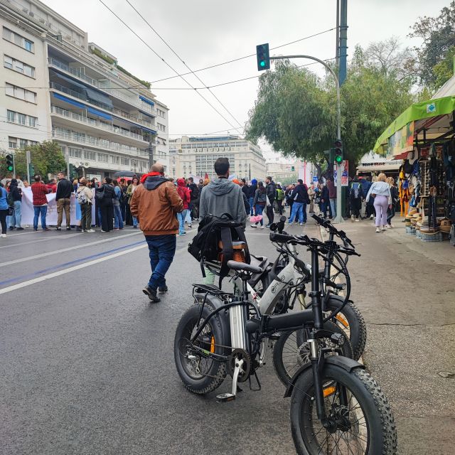 Athens tour with electric bicycle - Bikes, helmets, and the human factor that makes it pleasant