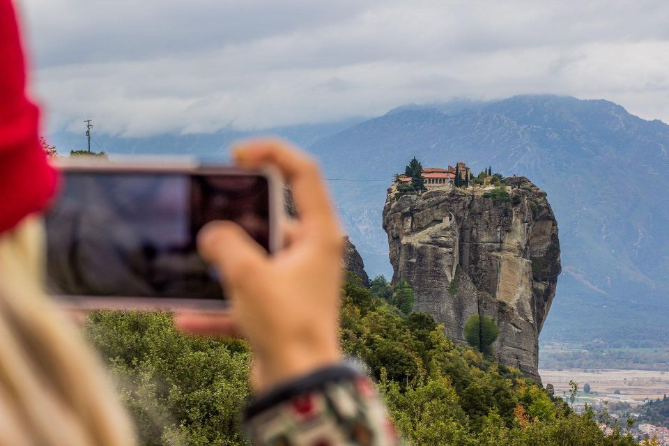 From Athens: 2 Days Meteora, Thermopylae & Delphi Tour - Arriving Delphi: Where Your Luggage Goes and How You Start