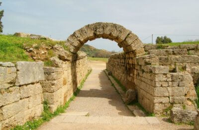 From Athens: 4-Day Peloponnese, Delphi, and Meteora Tour - Coach comfort, headsets, and a Spanish-guided pace