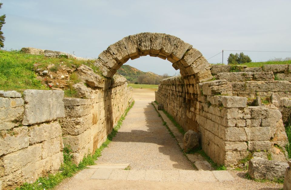 From Athens: 4-Day Peloponnese, Delphi, and Meteora Tour - Coach comfort, headsets, and a Spanish-guided pace