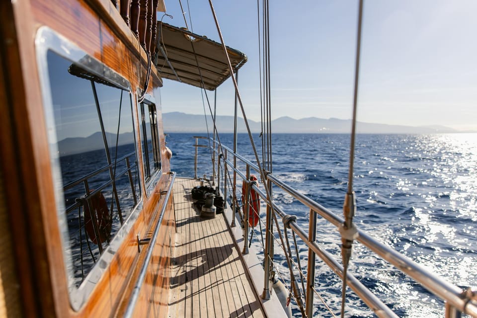 Sunset Dinner Cruise: Swim Stop, Drinks & Onboard Dining - Golden Hour Dinner: Fresh Food, Complimented Drinks, and Sunset Views